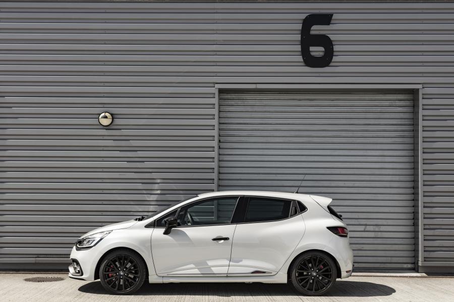  Renault Clio R.S. 220 Trophy 2016 года  (фото 24 из 25)